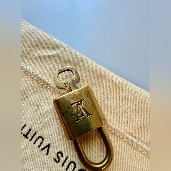 🤩Louis Vuitton Lock and Key set #337 - Picture 5 of 6